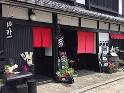 カフェ&バー伊沙羅について